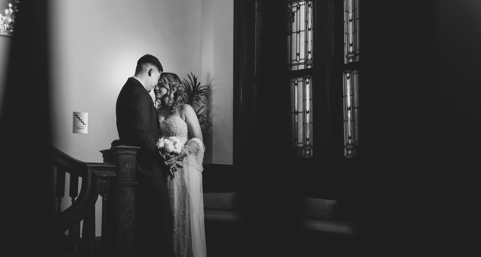 Pareja de novios en un retrato cinematográfico en blanco y negro