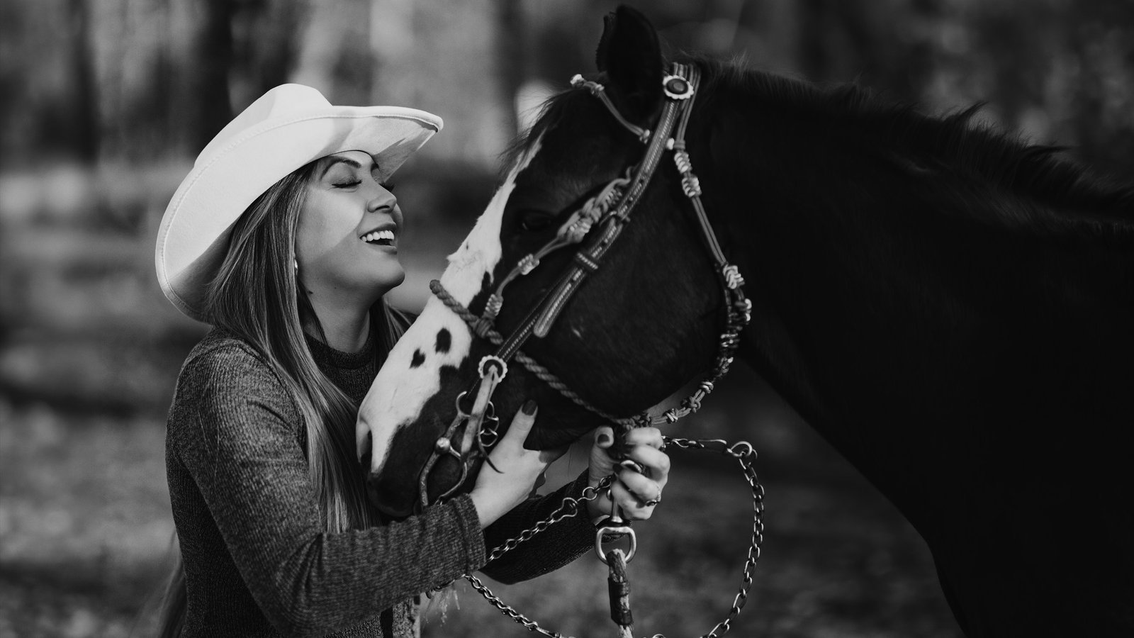 An equestrian portrait photographed by RO MEDIA