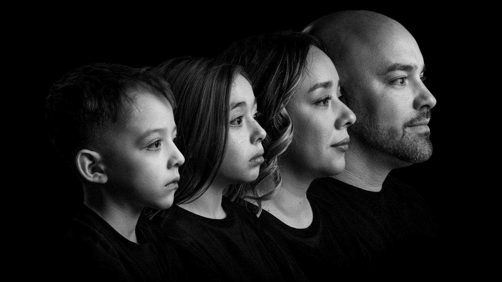A family portrait photographed by RO MEDIA