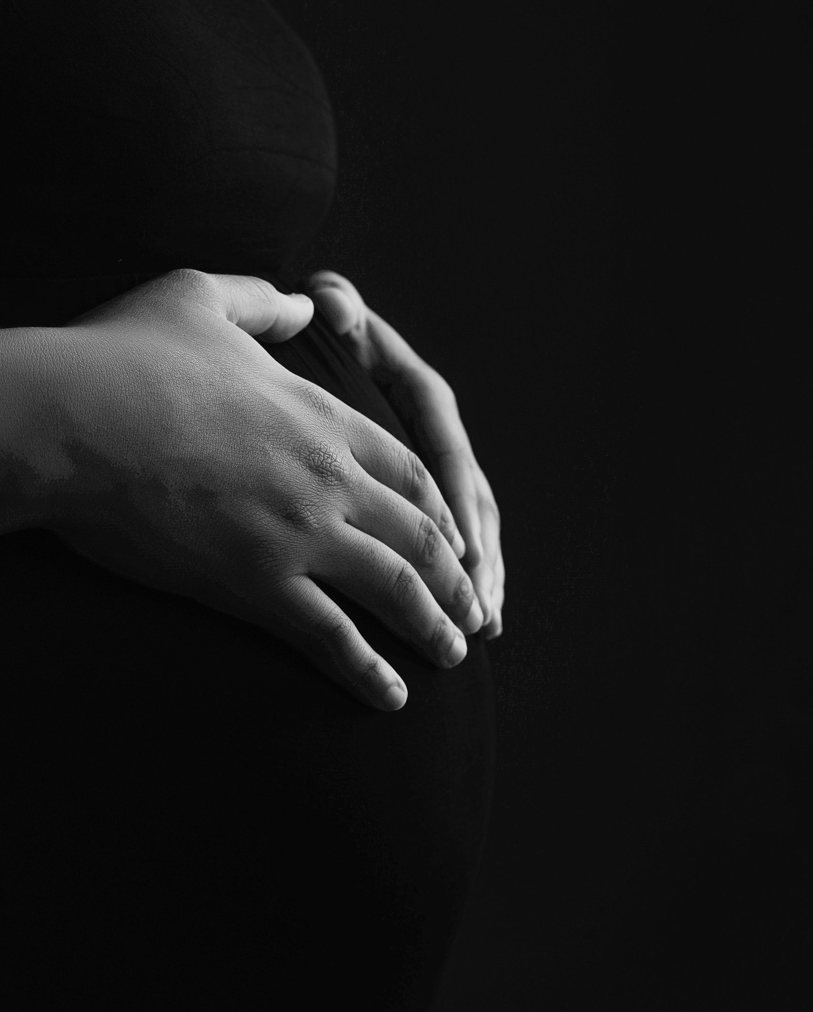 Detalle íntimo de una sesión de maternidad